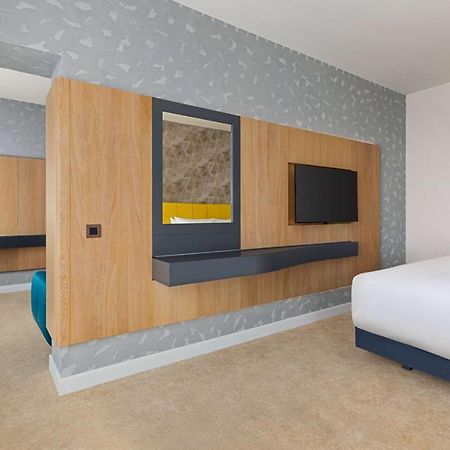 Отель Ramada By Wyndham Slatina Parc Экстерьер фото