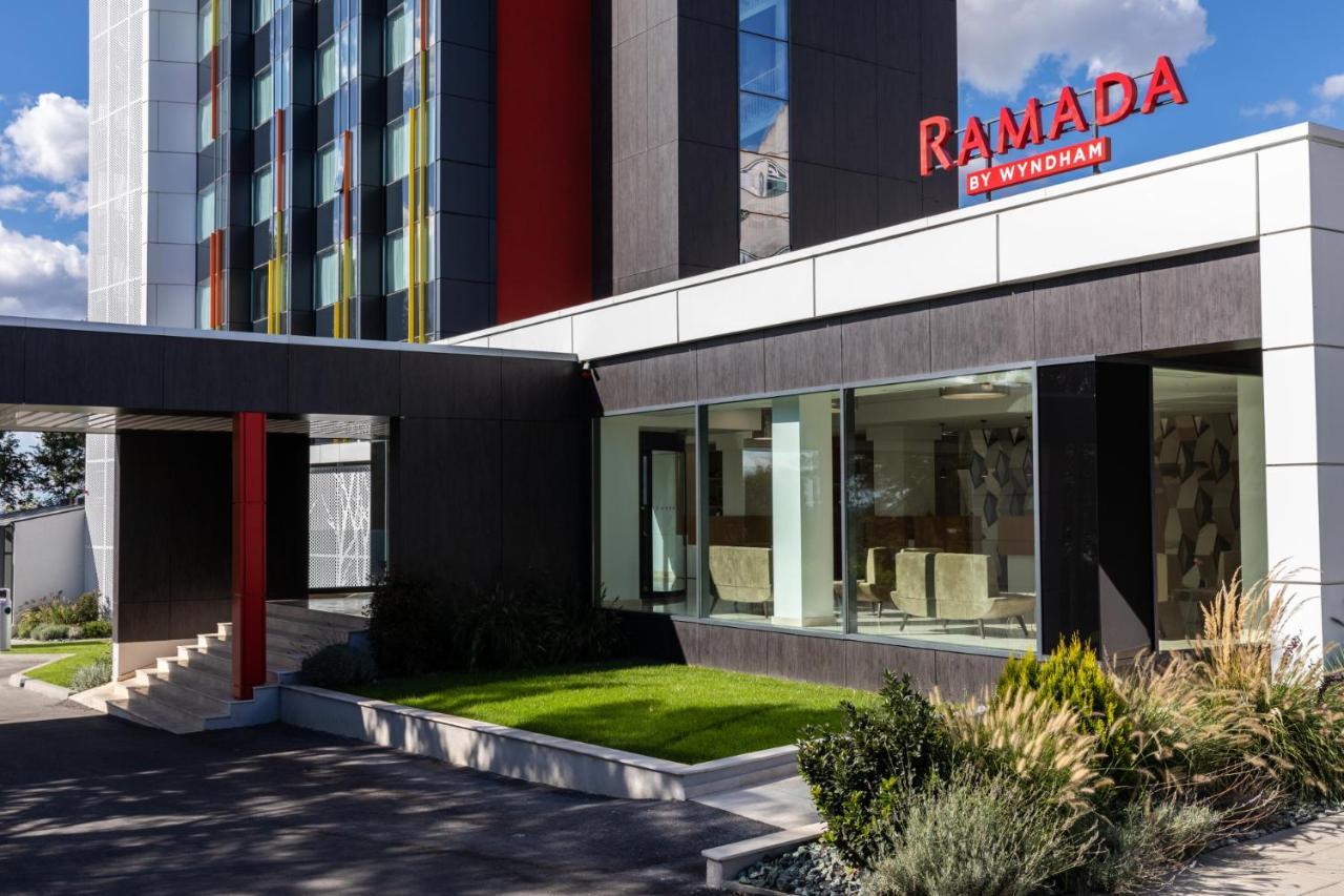 Отель Ramada By Wyndham Slatina Parc Экстерьер фото