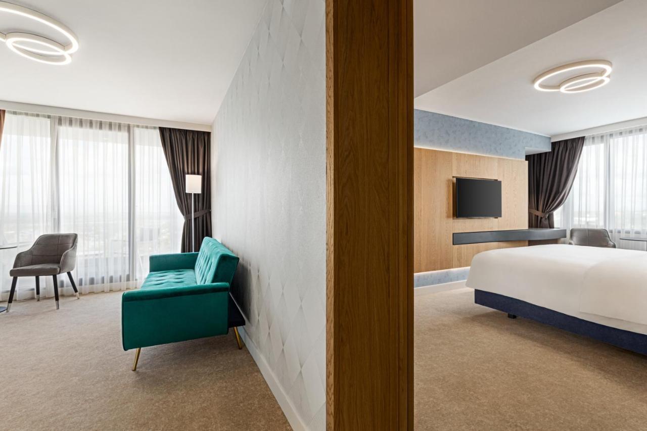 Отель Ramada By Wyndham Slatina Parc Экстерьер фото