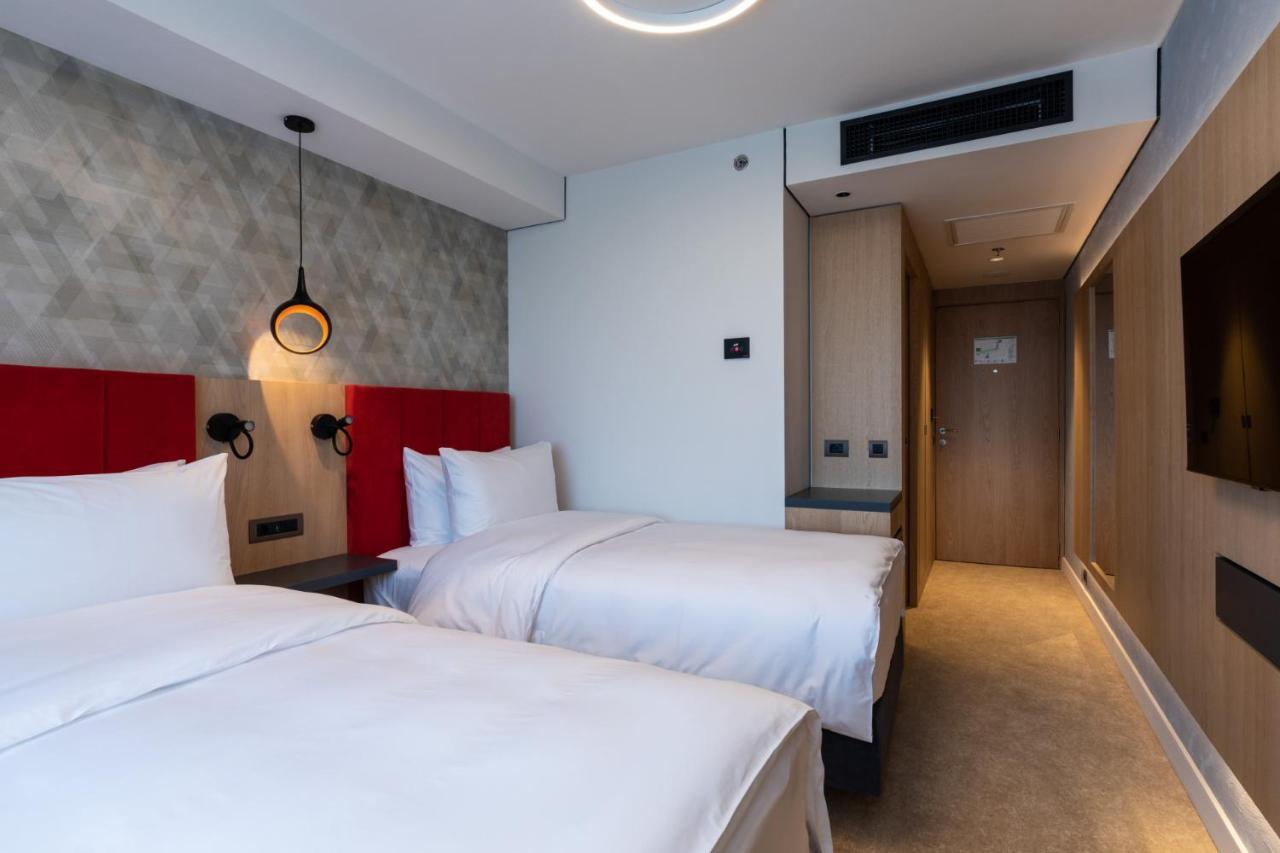 Отель Ramada By Wyndham Slatina Parc Экстерьер фото