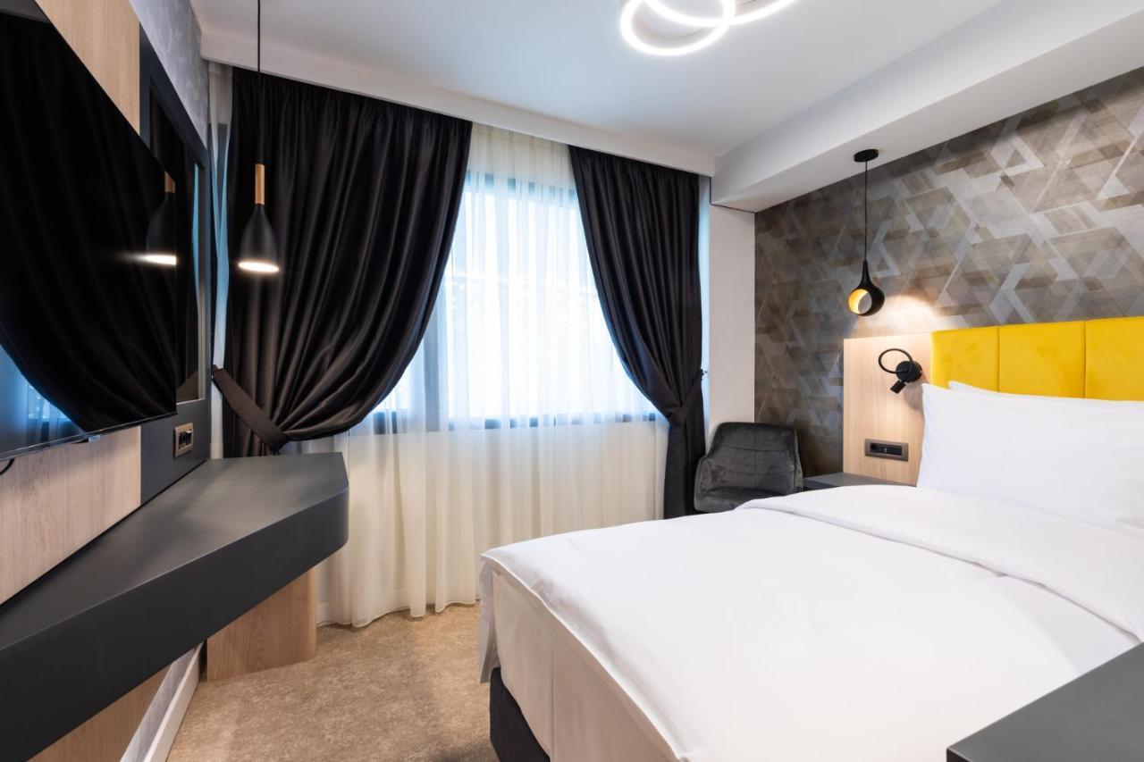 Отель Ramada By Wyndham Slatina Parc Экстерьер фото