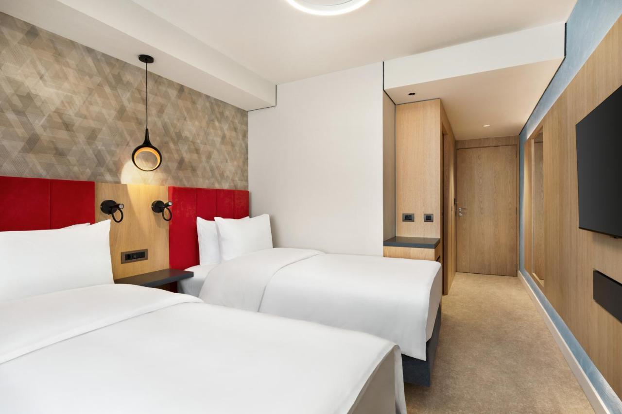 Отель Ramada By Wyndham Slatina Parc Экстерьер фото