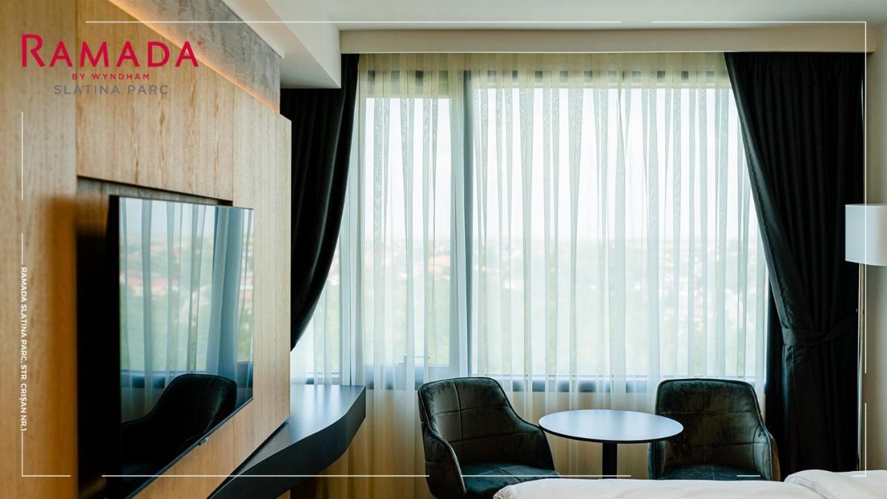 Отель Ramada By Wyndham Slatina Parc Экстерьер фото