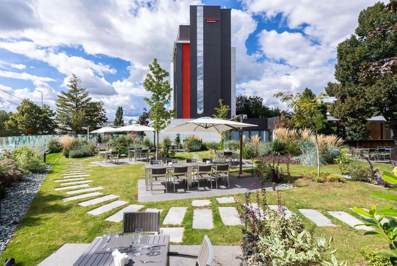 Отель Ramada By Wyndham Slatina Parc Экстерьер фото