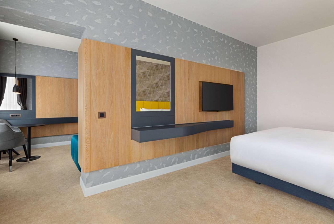Отель Ramada By Wyndham Slatina Parc Экстерьер фото