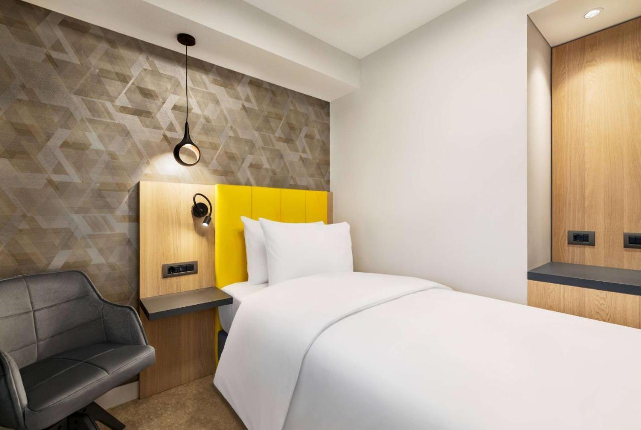 Отель Ramada By Wyndham Slatina Parc Экстерьер фото
