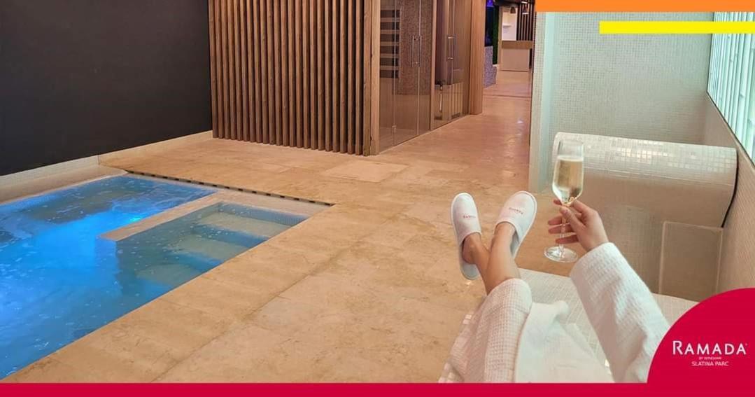 Отель Ramada By Wyndham Slatina Parc Экстерьер фото