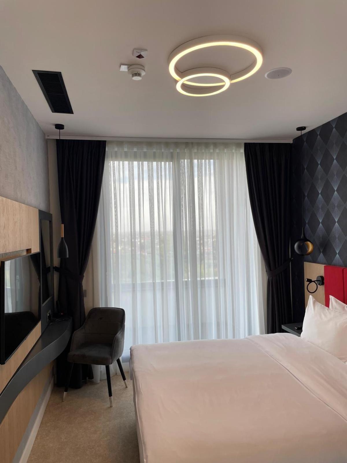 Отель Ramada By Wyndham Slatina Parc Экстерьер фото