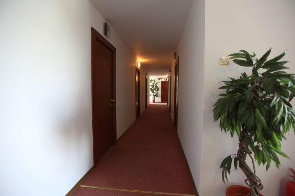 Отель Ramada By Wyndham Slatina Parc Экстерьер фото