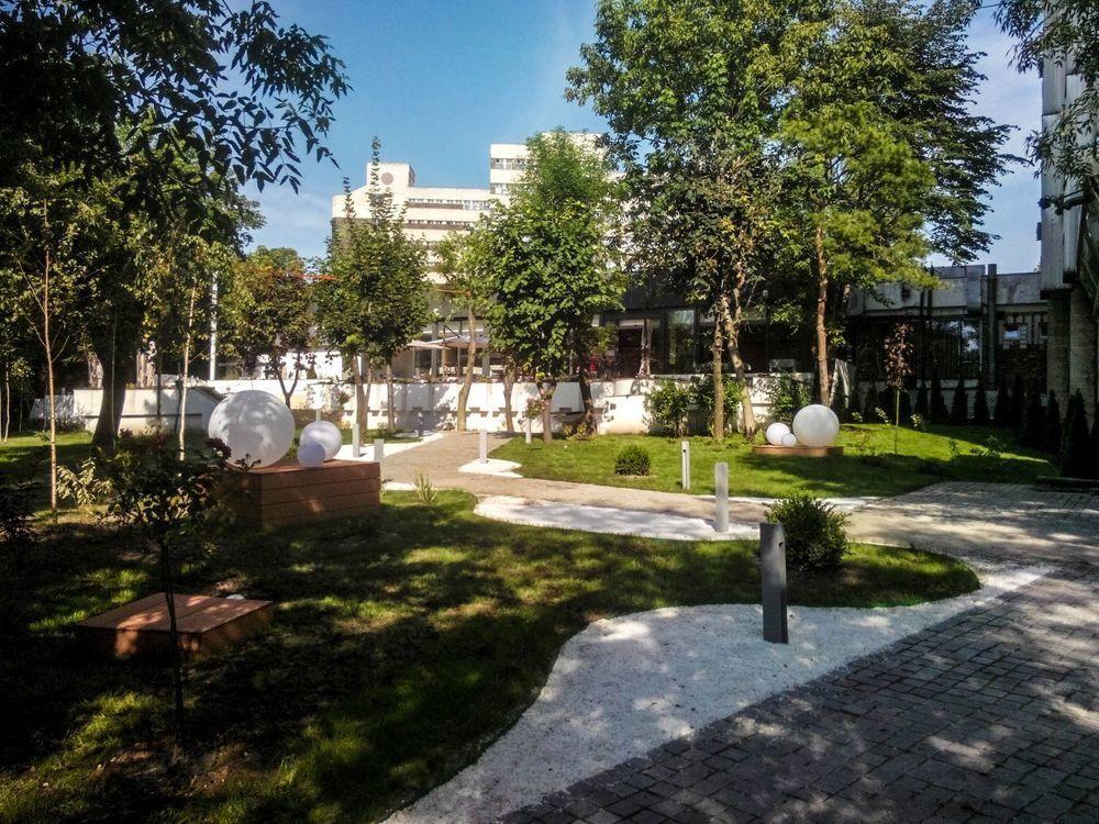 Отель Ramada By Wyndham Slatina Parc Экстерьер фото