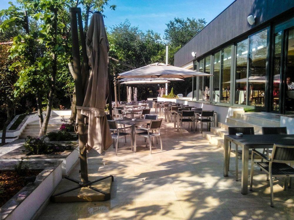 Отель Ramada By Wyndham Slatina Parc Экстерьер фото