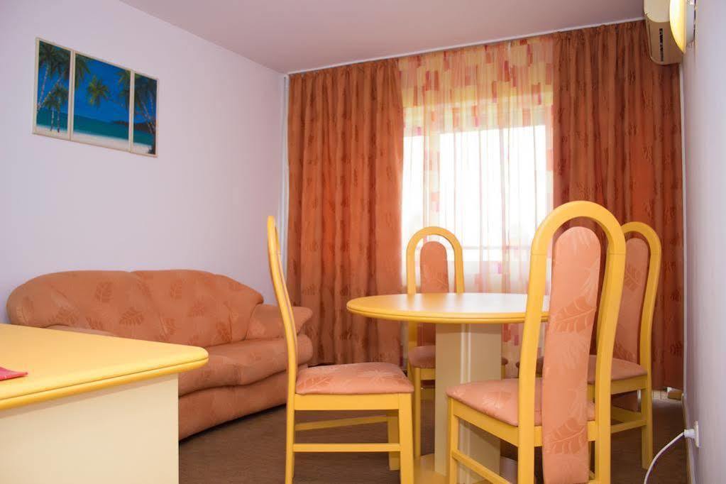 Отель Ramada By Wyndham Slatina Parc Экстерьер фото
